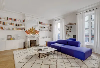 Фиолетовый диван и обои с принтами: интерьер квартиры в Париже 〛 ◾ Фото ◾  Идеи ◾ Дизайн