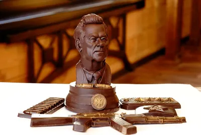 В Белокурихе отлили шоколадный бюст Михаила Калашникова