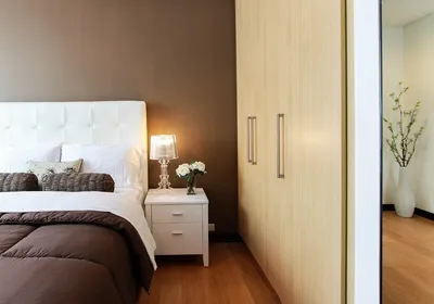 Бежевая спальня в стиле современного интерьера: подбор текстиля,  меблировка, использование дополнительных цветов