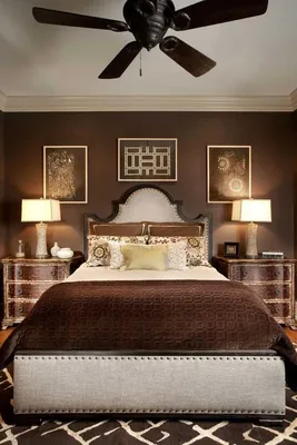 Спальня с коричневой кроватью - 75 фото