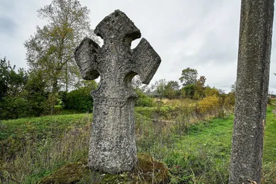 Старинный каменный крест | Пикабу