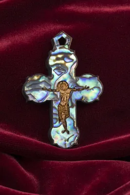 Крест с распятием перламутровый - цена 383 руб.
