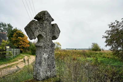 Старинный каменный крест | Пикабу