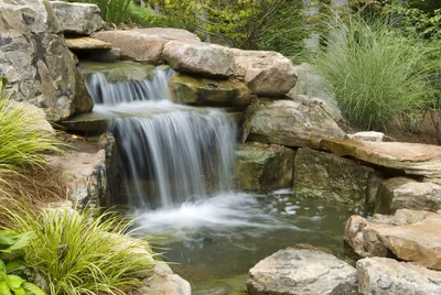 Искусственный декоративный домашний водопад на даче: как сделать пруд с  водопадом на участке в саду и во дворе из дикого камня, схема без насоса -  18 фото