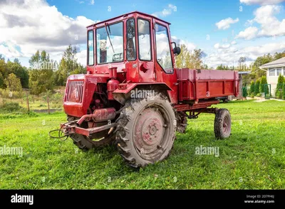 Borovichi, Russland - 15. September 2020: Radtraktor XTZ T-16M von Charkow  Fabrik der Traktor selbstfahrenden Chassis hergestellt Stockfotografie -  Alamy