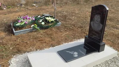 File:Миусское кладбище - могила Пономорева А.А. бас-гитариста группы  Мертвые дельфины.jpg - Wikimedia Commons