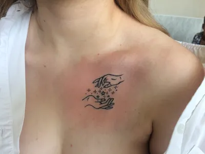 Татуировка на груди «звёзды в руках» – Татуировки | Тату-салон на Колхозке