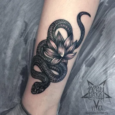 Змея и лотос, женская татуировка на голени. Сделать тату у мастера Вики  салон PlayPain.