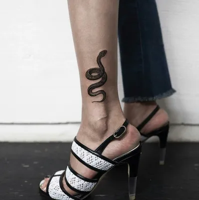 Татуировка змея на ноге - 57 фото