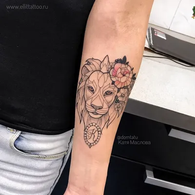 фото женской татуировки на руке в стиле графика дотворк лайнворк лев с  кулоном и цветы по индивидуальному эскизу / Тату салон «Дом Элит Тату»