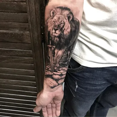 Мужские тату льва на руке (76 фото)
