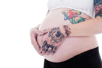 Можно ли делать татуировку во время беременности и кормления грудью?