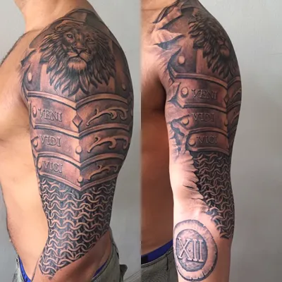 Татуировка доспехов со львом на руке мужчины — KissMyTattoo.ru
