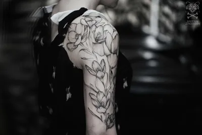 Татуировка на плече у девушки - цветы — KissMyTattoo.ru