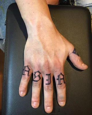 Фото татуировки надписи в готическом стиле на пальцах парня —  KissMyTattoo.ru