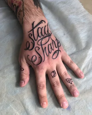 Тату надписи для мужчин (35 фото) - значение и эскизы для татуировки со  смыслом на руке, шее, запястье, предплечье, спине