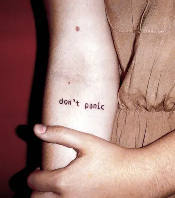 Татуировки с надписями - Не паникуй (Don't Panic)