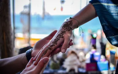 Как модные мусульманские девушки обходят запрет на татуировки