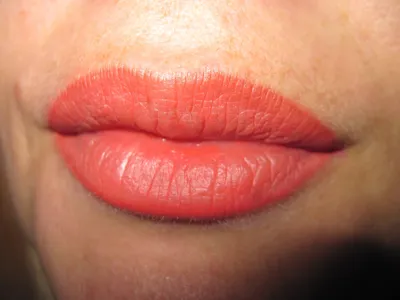Коралловый цвет губ татуаж - 64 фото