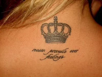 Тату корона с надписью на шее у девушки — KissMyTattoo.ru