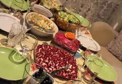 Необычные рецепты салатов к новогоднему столу, как приготовить салат «под  шубой» для новогодней ночи - 17 декабря 2022 - 29.ru