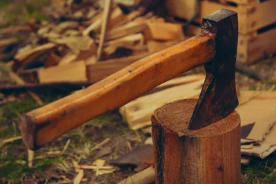 Советы плотника: как насадить топор на топорище, чтобы он не слетал с  рукояти | Сделай Своими Руками | Дзен