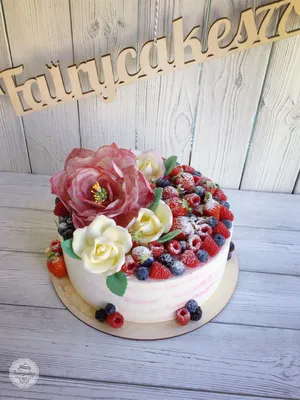 Торт с ягодами и цветами - Торты Fairycakes