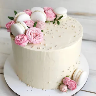 Торт с белыми подтеками, живыми цветами, конфетами и макаронс | цена за торт  - 1400 руб | оригинальный торт на заказ