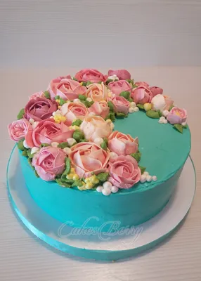 Торт для женщины с кремовыми цветами купить в кондитерской cakesberry.ru c  доставкой по г. Старый Оскол и Губкин