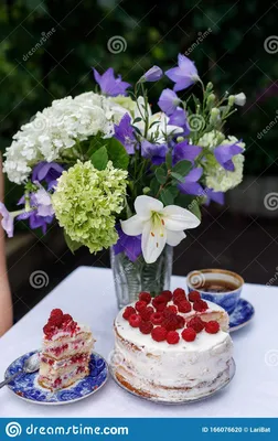 Домашний торт и букет цветов на столе в летнем саду Стоковое Фото -  изображение насчитывающей ð³ðµñ ñ ðµð½ñ ðºð¸ð¹, ð¼ñƒñ ñ : 166076620