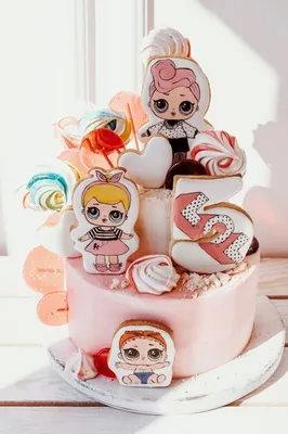 Куклы лол на день рождения торт для девочки розовый торт с расписными  пряниками для девочки | Премиум Фото
