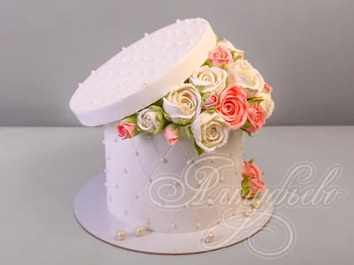 Торт для мамы 0612520 с белыми и розовыми розами в белой подарочной коробке  стоимостью 7 750 рублей - торты на заказ ПРЕМИУМ-класса от КП «Алтуфьево»