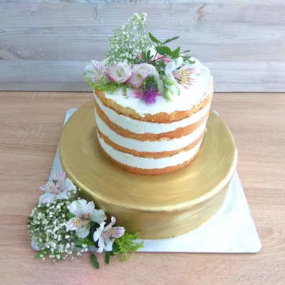 Торт на свадьбу с открытым ярусом и золотым, цветами