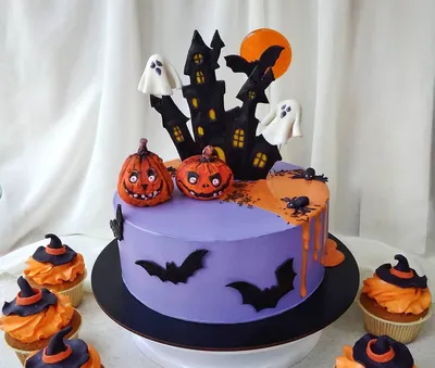 Торт на хэллоуин с фигурками замка, привидениями и тыквами