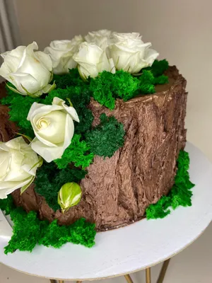 Торт в виде пня с цветами и мхом