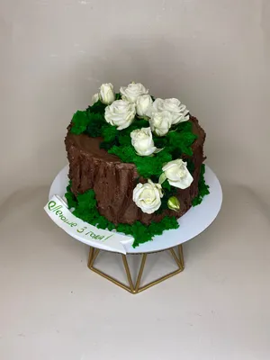 Торт в виде пня с цветами и мхом