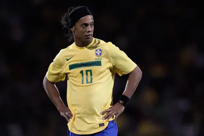 Бразильский футболист Роналду де ассис | Обои для телефона