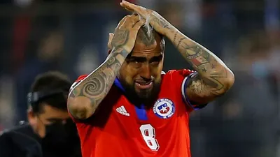 Артуро Видаль ударил соперника ногой в голову в матче Чили Эквадор – видео