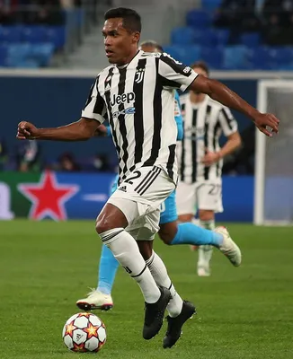 Juventus' Alex Sandro suffers thigh strain