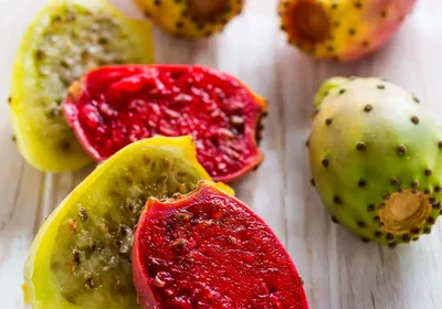 Изолированное экзотическое Monacanthus Hylocereus фрукты дракона, Pitahaya  Pitaya, Яркий красный вайолет снял кожу с плод с фиоле Стоковое Фото -  изображение насчитывающей питательный, сырцово: 197935896