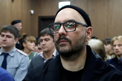 Кирилл Серебренников выходит из Басманного суда. Фотография — Meduza