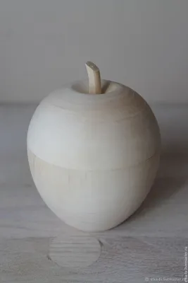 Деревянное яблоко Илона маска - обои на рабочий стол