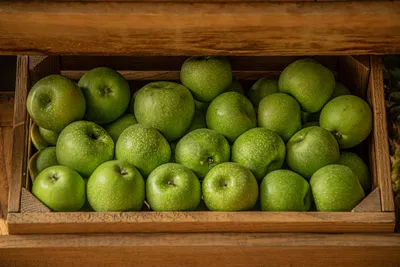 свежие фрукты, зеленое яблоко и красное яблоко на деревянном фоне -  стоковое фото 1876793 | Crushpixel