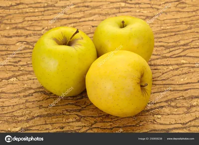 спелые летние яблоки в корзине на старых деревянных Фон, яблоки в корзине,  здоровая пища, корзина фруктов на столе фон картинки и Фото для бесплатной  загрузки