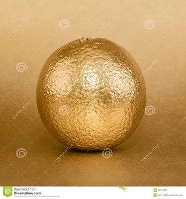 Золотой апельсин на предпосылке золота Стоковое Фото - изображение  насчитывающей концепция, питательный: 53248226