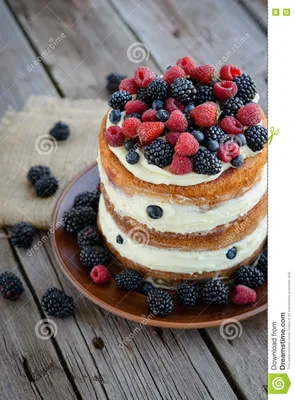 Вкусный торт с клубникой, поленикой и ежевикой Стоковое Фото - изображение  насчитывающей лакомка, деревенский: 77468456