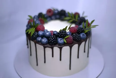 Торт украшенный голубикой и шоколадом - 70 фото