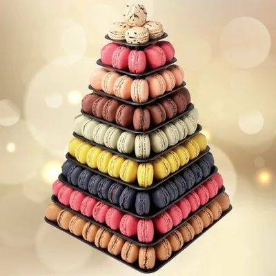 Торт в виде пирамиды macarons