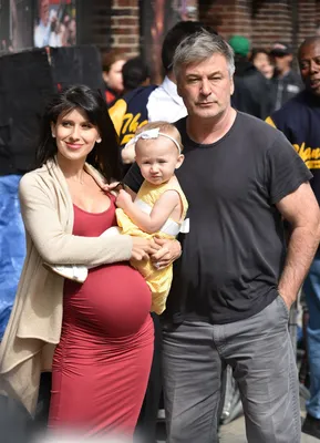Алек Болдуин и его беременная супруга Хилария раскрыли пол их будущего  седьмого ребёнка - MainStyles.ru