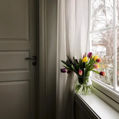 Букет желтых тюльпанов на окне Стоковое Изображение - изображение  насчитывающей лето, весна: 90390631